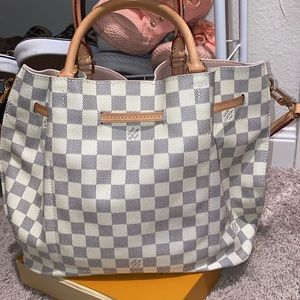 Lv tote / shoulder bag